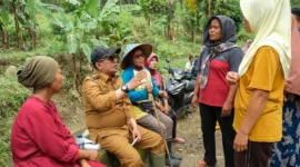 Bupati Tanah Datar Eka Putra menyapa warga di Subarang Luak, Jorong Ladang Laweh, Nagari Batipuah Baruah, Kecamatan Batipuh, Senin (8/12/2025). (Foto: Prokopim Tanah Datar)