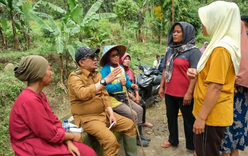 Bupati Tanah Datar Eka Putra menyapa warga di Subarang Luak, Jorong Ladang Laweh, Nagari Batipuah Baruah, Kecamatan Batipuh, Senin (8/12/2025). (Foto: Prokopim Tanah Datar)
