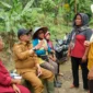 Bupati Tanah Datar Eka Putra menyapa warga di Subarang Luak, Jorong Ladang Laweh, Nagari Batipuah Baruah, Kecamatan Batipuh, Senin (8/12/2025). (Foto: Prokopim Tanah Datar)