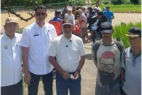 Bupati Padang Pariaman, John Kenedy Azis, saat meninjau lokasi Jembatan Sipinang di Korong Sipisang–Sipinang, Nagari Anduriang, Kecamatan 2x11 Kayu Tanam, Rabu (31/12/2025). (Foto: Kominfo Padang Pariaman)