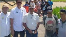 Bupati Padang Pariaman, John Kenedy Azis, saat meninjau lokasi Jembatan Sipinang di Korong Sipisang–Sipinang, Nagari Anduriang, Kecamatan 2x11 Kayu Tanam, Rabu (31/12/2025). (Foto: Kominfo Padang Pariaman)