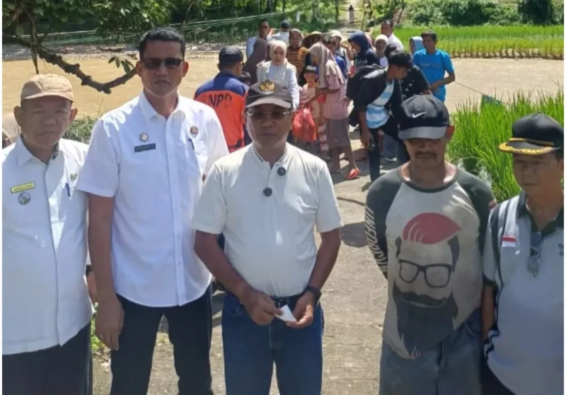 Bupati Padang Pariaman, John Kenedy Azis, saat meninjau lokasi Jembatan Sipinang di Korong Sipisang–Sipinang, Nagari Anduriang, Kecamatan 2x11 Kayu Tanam, Rabu (31/12/2025). (Foto: Kominfo Padang Pariaman)