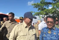 Bupati Padang Pariaman John Kenedy Azis mendampingi Presiden Prabowo meninjau lokasi pengungsian di Kasai, Senin (1/12/2025). (Foto: Kominfo Padang Pariaman)