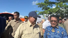 Bupati Padang Pariaman John Kenedy Azis mendampingi Presiden Prabowo meninjau lokasi pengungsian di Kasai, Senin (1/12/2025). (Foto: Kominfo Padang Pariaman)