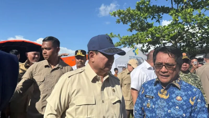 Bupati Padang Pariaman John Kenedy Azis mendampingi Presiden Prabowo meninjau lokasi pengungsian di Kasai, Senin (1/12/2025). (Foto: Kominfo Padang Pariaman)