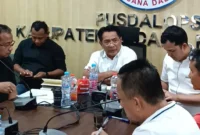 Bupati Padang Pariaman, John Kenedy Azis memimpin rapat teknis pemutakhiran data kebencanaan di Pusdalops PB Nagari Pakandangan, Kecamatan 2x11 Enam Lingkung, Sabtu (27/12/2025). (Foto: Kominfo Padang Pariaman)