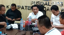 Bupati Padang Pariaman, John Kenedy Azis memimpin rapat teknis pemutakhiran data kebencanaan di Pusdalops PB Nagari Pakandangan, Kecamatan 2x11 Enam Lingkung, Sabtu (27/12/2025). (Foto: Kominfo Padang Pariaman)