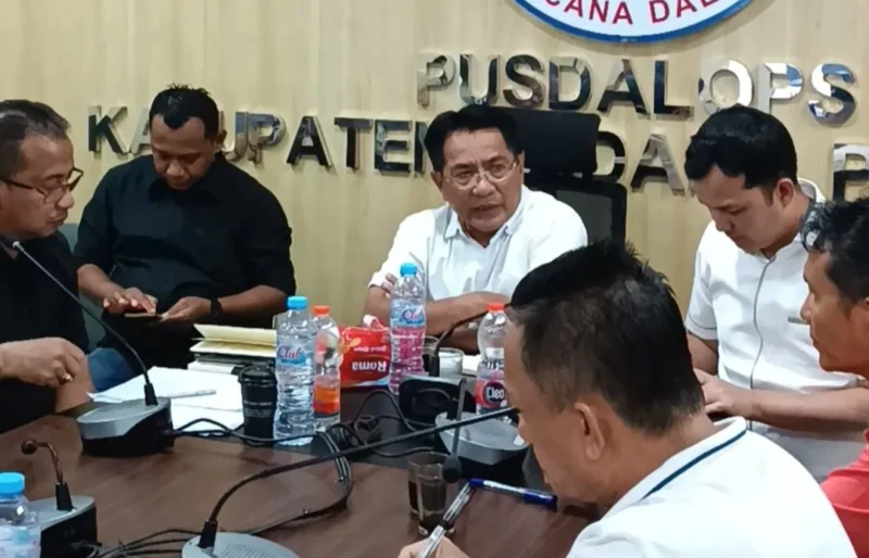Bupati Padang Pariaman, John Kenedy Azis memimpin rapat teknis pemutakhiran data kebencanaan di Pusdalops PB Nagari Pakandangan, Kecamatan 2x11 Enam Lingkung, Sabtu (27/12/2025). (Foto: Kominfo Padang Pariaman)