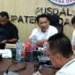 Bupati Padang Pariaman, John Kenedy Azis memimpin rapat teknis pemutakhiran data kebencanaan di Pusdalops PB Nagari Pakandangan, Kecamatan 2x11 Enam Lingkung, Sabtu (27/12/2025). (Foto: Kominfo Padang Pariaman)
