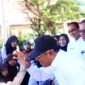 Bupati Padang Pariaman Jhon Kenedy Azis menyerahkan bantuan seragam sekolah gratis kepada siswa, Rabu (24/12/2025). (Foto: Kominfo Padang Pariaman)