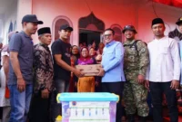 Bupati Tanah Datar, Eka Putra menyerahkan bantuan untuk para pengungsi di Posko Masjid Nurul Hidayah, Jumat (5/12/2025). (Foto: Prokopim Tanah Datar)