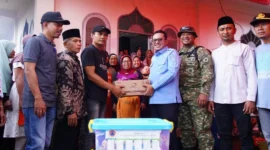Bupati Tanah Datar, Eka Putra menyerahkan bantuan untuk para pengungsi di Posko Masjid Nurul Hidayah, Jumat (5/12/2025). (Foto: Prokopim Tanah Datar)