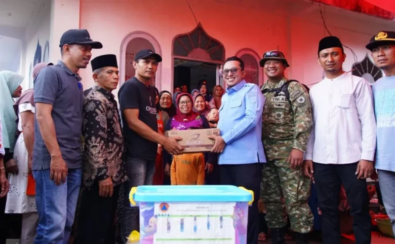 Bupati Tanah Datar, Eka Putra menyerahkan bantuan untuk para pengungsi di Posko Masjid Nurul Hidayah, Jumat (5/12/2025). (Foto: Prokopim Tanah Datar)