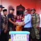 Bupati Tanah Datar, Eka Putra menyerahkan bantuan untuk para pengungsi di Posko Masjid Nurul Hidayah, Jumat (5/12/2025). (Foto: Prokopim Tanah Datar)
