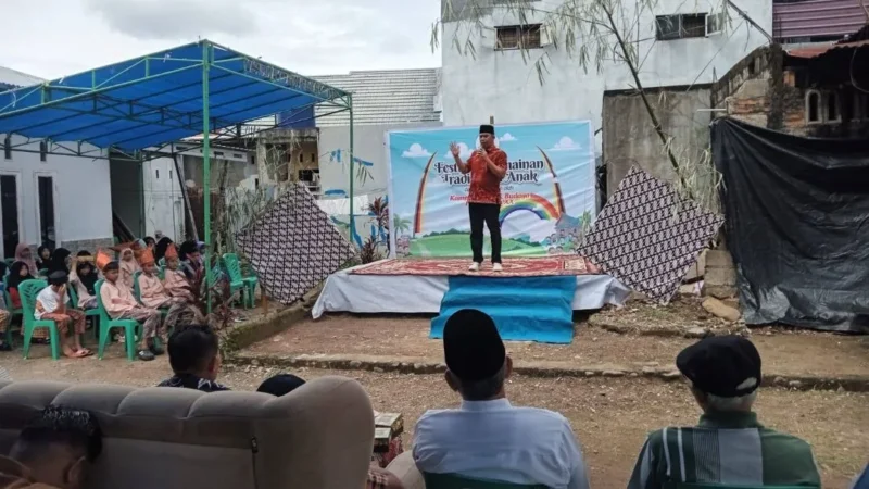 Camat Lubeg Nofiandi Amir membuka Festival Permainan Tradisional Anak di Kampung Seni Palapa, Kelurahan Palapa Nan XX, Kamis (25/12/2025). (Foto: Diskominfo Padang)