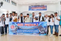 Wakil Wali Kota Padang, Maigus Nasir, menerima bantuan kemanusiaan dari DPD REI Sumbar di Posko Tanggap Darurat Bencana Kota Padang, Rabu (17/12/2025). (Foto: Prokopim Padang)