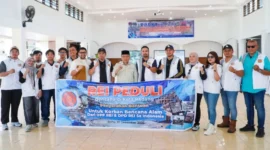 Wakil Wali Kota Padang, Maigus Nasir, menerima bantuan kemanusiaan dari DPD REI Sumbar di Posko Tanggap Darurat Bencana Kota Padang, Rabu (17/12/2025). (Foto: Prokopim Padang)