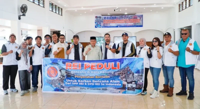 Wakil Wali Kota Padang, Maigus Nasir, menerima bantuan kemanusiaan dari DPD REI Sumbar di Posko Tanggap Darurat Bencana Kota Padang, Rabu (17/12/2025). (Foto: Prokopim Padang)