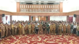 
Para calon wali nagari dari 58 nagari berfoto bersama Bupati Pessel, Hendrajoni seusai Deklarasi Damai Pilwana 2025 di PCC. (Foto: Dok. Kis)