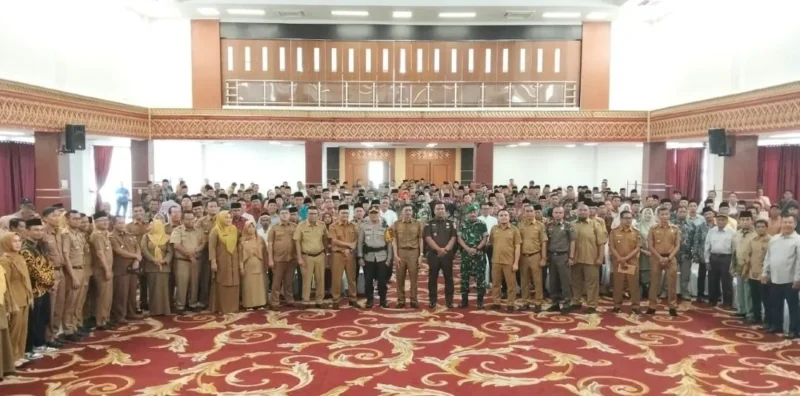 
Para calon wali nagari dari 58 nagari berfoto bersama Bupati Pessel, Hendrajoni seusai Deklarasi Damai Pilwana 2025 di PCC. (Foto: Dok. Kis)