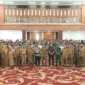 
Para calon wali nagari dari 58 nagari berfoto bersama Bupati Pessel, Hendrajoni seusai Deklarasi Damai Pilwana 2025 di PCC. (Foto: Dok. Kis)