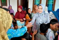 Ketua Dekranasda Kota Padang, Ny Dian Puspita Fadly Amran membawa sejumlah mainan dan bantuan untuk para korban banjir bandang di Posko Bencana Guo, Kecamatan Kuranji, Rabu (3/12/2025). (Foto: Diskominfo Padang)