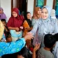 Ketua Dekranasda Kota Padang, Ny Dian Puspita Fadly Amran membawa sejumlah mainan dan bantuan untuk para korban banjir bandang di Posko Bencana Guo, Kecamatan Kuranji, Rabu (3/12/2025). (Foto: Diskominfo Padang)