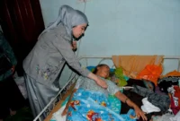 Istri Wali Kota Padang, Ny Dian Puspita Fadly Amran, memeriksa kondisi Kesehatan lansia di Posko Pengungsian Guo, Kecamatan Kuranji, Rabu (3/12/2025). (Foto: Diskominfo Padang)