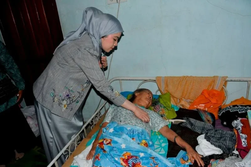 Istri Wali Kota Padang, Ny Dian Puspita Fadly Amran, memeriksa kondisi Kesehatan lansia di Posko Pengungsian Guo, Kecamatan Kuranji, Rabu (3/12/2025). (Foto: Diskominfo Padang)
