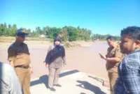 Dinas PUPR Padang menginventarisasi jalan putus dan jembatan rusak pascabencana. (Foto: FB Diskominfo Padang)