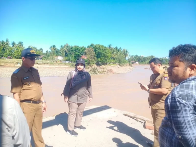 Dinas PUPR Padang menginventarisasi jalan putus dan jembatan rusak pascabencana. (Foto: FB Diskominfo Padang)
