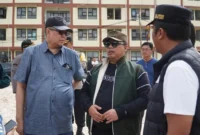 Wali Kota Padang Panjang, Hendri Arnis mendampingi Dirjen Bina Konstruksi Kementerian PU, Boby Ali Azhari, Wagub Sumbar, Vasko Ruseimy dan lainnya meninjau lokasi rencana pembangunan Huntap bagi warga terdampak bencana di kawasan depan Rusunawa Padang Panjang, Sabtu (27/12/2025). (Foto: Kominfo Padang Panjang)