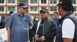Wali Kota Padang Panjang, Hendri Arnis mendampingi Dirjen Bina Konstruksi Kementerian PU, Boby Ali Azhari, Wagub Sumbar, Vasko Ruseimy dan lainnya meninjau lokasi rencana pembangunan Huntap bagi warga terdampak bencana di kawasan depan Rusunawa Padang Panjang, Sabtu (27/12/2025). (Foto: Kominfo Padang Panjang)