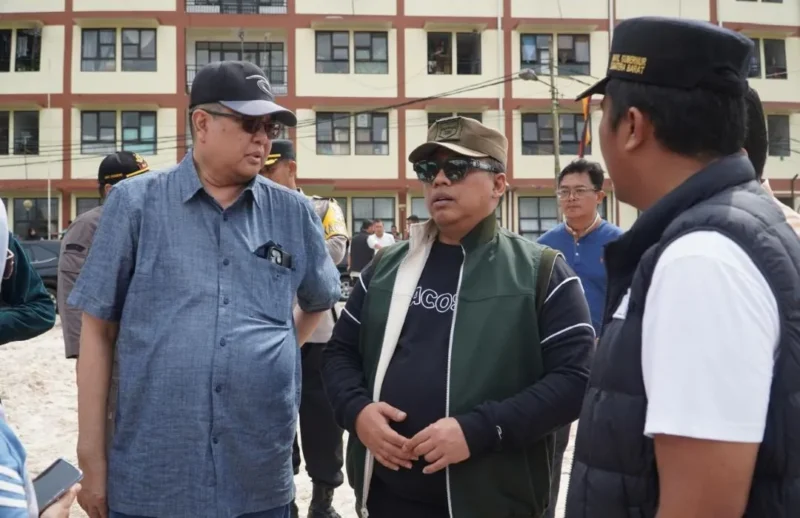 Wali Kota Padang Panjang, Hendri Arnis mendampingi Dirjen Bina Konstruksi Kementerian PU, Boby Ali Azhari, Wagub Sumbar, Vasko Ruseimy dan lainnya meninjau lokasi rencana pembangunan Huntap bagi warga terdampak bencana di kawasan depan Rusunawa Padang Panjang, Sabtu (27/12/2025). (Foto: Kominfo Padang Panjang)
