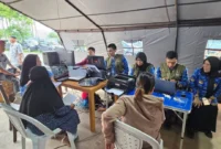 Disdukcapil Padang memberikan pelayanan administrasi kependudukan bagi warga terdampak banjir bandang di Huntara Lubuk Buaya, Jumat (19/12/2025). (Foto: Diskominfo Padang)