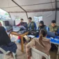 Disdukcapil Padang memberikan pelayanan administrasi kependudukan bagi warga terdampak banjir bandang di Huntara Lubuk Buaya, Jumat (19/12/2025). (Foto: Diskominfo Padang)