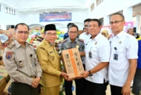 Wakil Wali Kota Padang Maigus Nasir menerima bantuan dari Kanwil Ditjenpas Sumbar dan Kanwil Ditjen Imigrasi Sumbar Kemenimipas di Posko Tanggap Darurat Bencana Kota Padang, Senin (8/12/2025). (Foto: Prokopim Padang)
