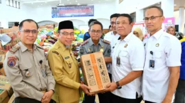 Wakil Wali Kota Padang Maigus Nasir menerima bantuan dari Kanwil Ditjenpas Sumbar dan Kanwil Ditjen Imigrasi Sumbar Kemenimipas di Posko Tanggap Darurat Bencana Kota Padang, Senin (8/12/2025). (Foto: Prokopim Padang)