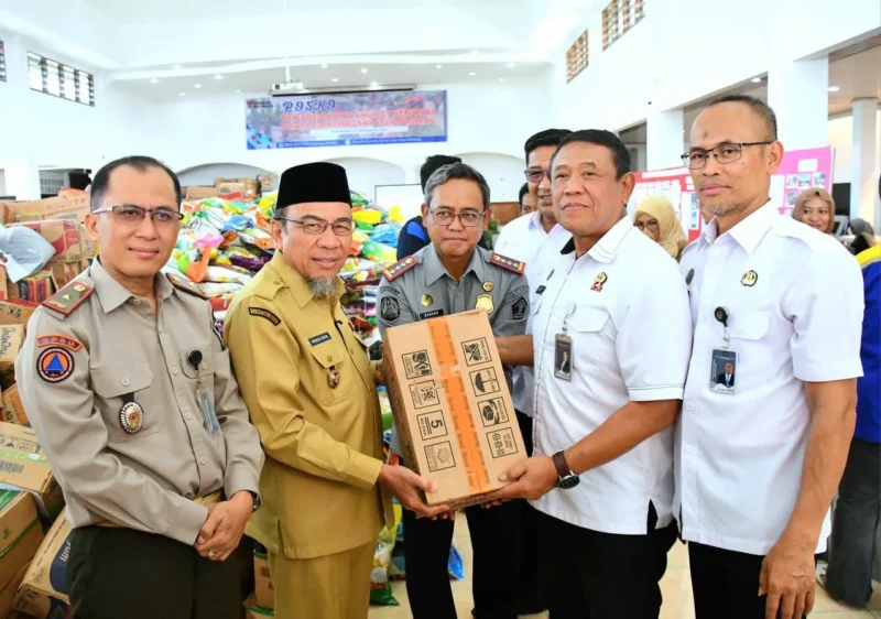 Wakil Wali Kota Padang Maigus Nasir menerima bantuan dari Kanwil Ditjenpas Sumbar dan Kanwil Ditjen Imigrasi Sumbar Kemenimipas di Posko Tanggap Darurat Bencana Kota Padang, Senin (8/12/2025). (Foto: Prokopim Padang)