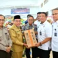 Wakil Wali Kota Padang Maigus Nasir menerima bantuan dari Kanwil Ditjenpas Sumbar dan Kanwil Ditjen Imigrasi Sumbar Kemenimipas di Posko Tanggap Darurat Bencana Kota Padang, Senin (8/12/2025). (Foto: Prokopim Padang)