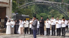 Pemko Padang Panjang menggelar doa bersama di kawasan Jembatan Kembar, Silaing Bawah, Jumat (5/12/2025). (Foto: Kominfo Padang Panjang)