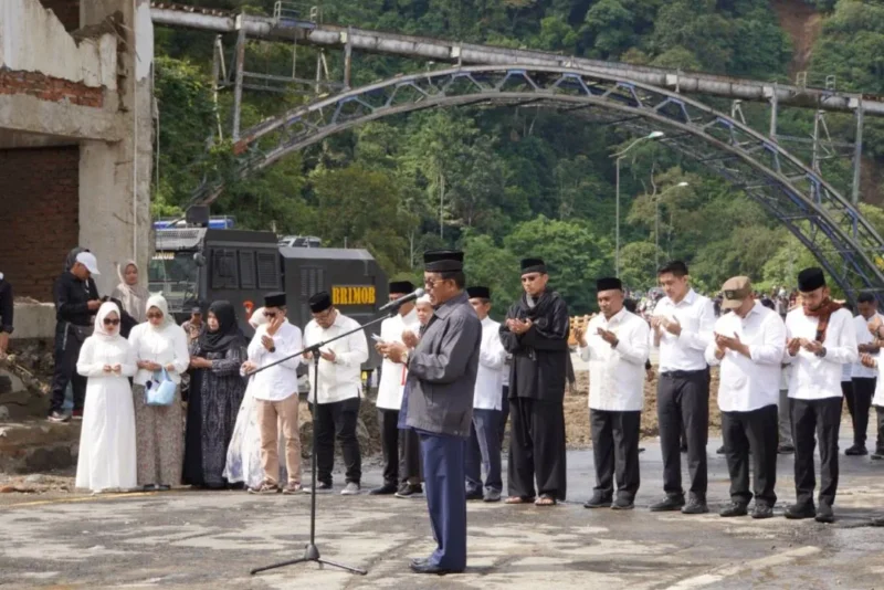 Pemko Padang Panjang menggelar doa bersama di kawasan Jembatan Kembar, Silaing Bawah, Jumat (5/12/2025). (Foto: Kominfo Padang Panjang)