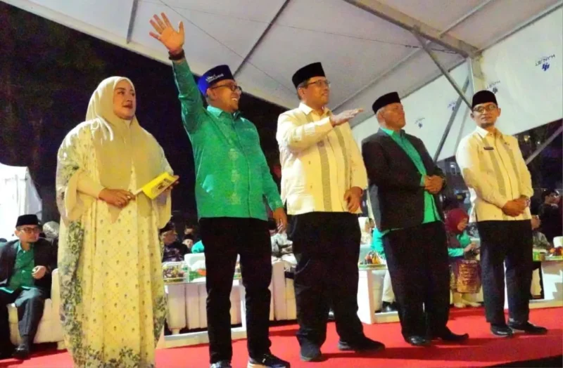 Bupati Tanah Datar Eka Putra didampingi Wakil Bupati Ahmad Fadly, Ketua LPTQ Abdurrahman Hadi, dan Ketua TP-PKK Ny. Lise Eka Putra menghadiri pembukaan MTQ Nasional ke-41 tingkat Sumbar di Lapangan Wirabraja Kota Bukittinggi Sabtu (13/12/2025) malam. (Foto: Prokopim Tanah Datar)