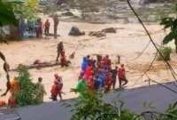 Tim gabungan mengevakuasi warga yang terjebak banjir di kawasan Batu Busuk, Kecamatan Pauh ke tempat aman. (Foto: Ist)