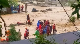 Tim gabungan mengevakuasi warga yang terjebak banjir di kawasan Batu Busuk, Kecamatan Pauh ke tempat aman. (Foto: Ist)