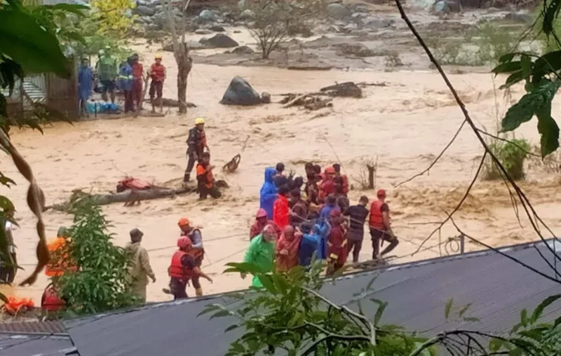 Tim gabungan mengevakuasi warga yang terjebak banjir di kawasan Batu Busuk, Kecamatan Pauh ke tempat aman. (Foto: Ist)
