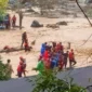 Tim gabungan mengevakuasi warga yang terjebak banjir di kawasan Batu Busuk, Kecamatan Pauh ke tempat aman. (Foto: Ist)