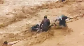 Tim gabungan mengevakuasi warga yang terjebak banjir di Batu Busuk, Kecamatan Pauh pada Minggu (14/12/2025) sore. (Foto: Ist)