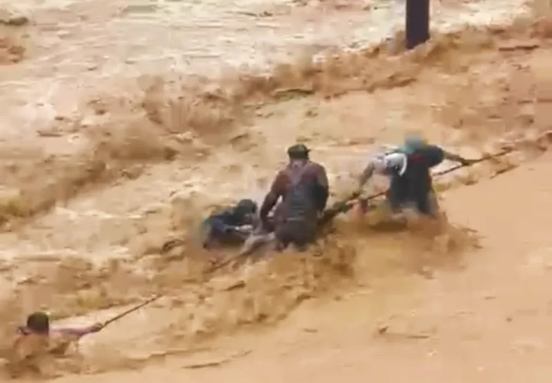 Tim gabungan mengevakuasi warga yang terjebak banjir di Batu Busuk, Kecamatan Pauh pada Minggu (14/12/2025) sore. (Foto: Ist)