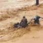 Tim gabungan mengevakuasi warga yang terjebak banjir di Batu Busuk, Kecamatan Pauh pada Minggu (14/12/2025) sore. (Foto: Ist)